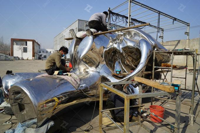 5.3m High Mirror Polished Stainless Steel Public Mammoth Sculpture 0