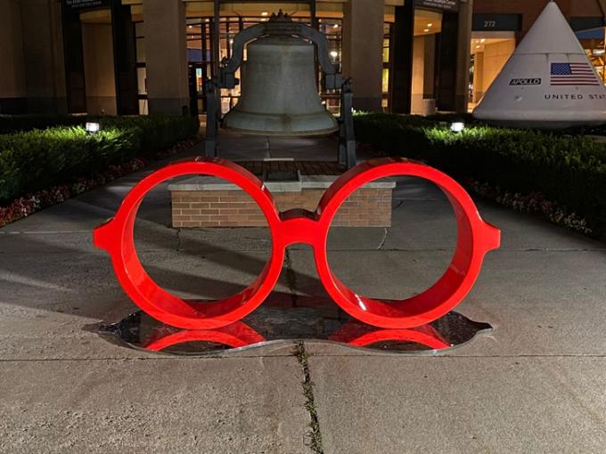 Red Stainless Steel Outdoor Art Glasses Sculpture Hand Forged 3