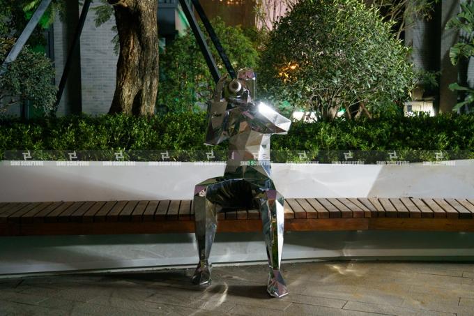 Stainless Steel Sculpture for Public Space Mirror Polishing Photographer Statue 0