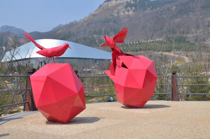 Unique Design Stainless Steel Red Bird Sculpture for Outdoor Public Art Installation 0