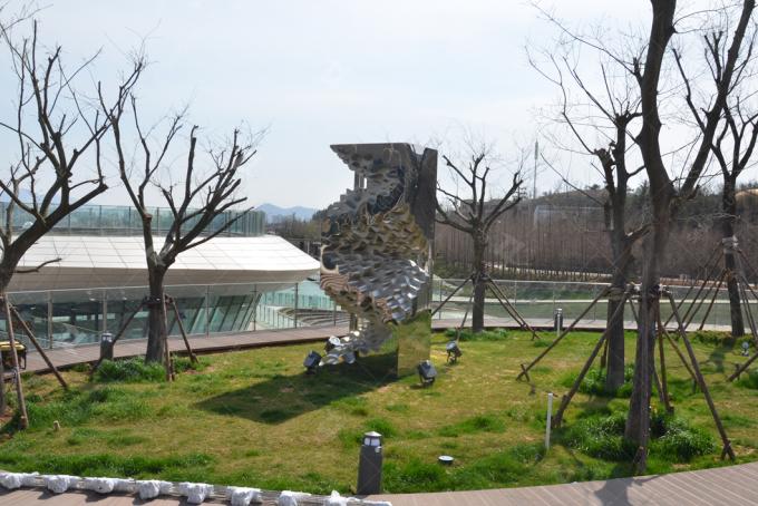 Outdoor Stainless Steel Garden Sculpture With Highly Mirror Polished Finish 1